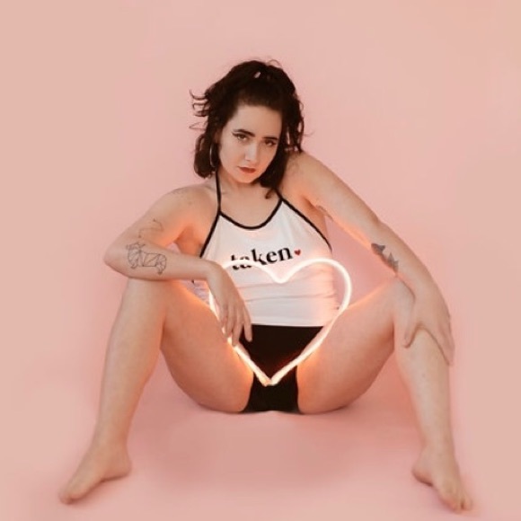 Meet Laur 🌷 - Picture 2 of 7